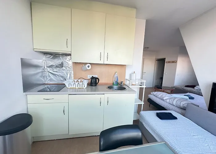 Cozy Bright Penthouse Close To U1 And U6 Metros