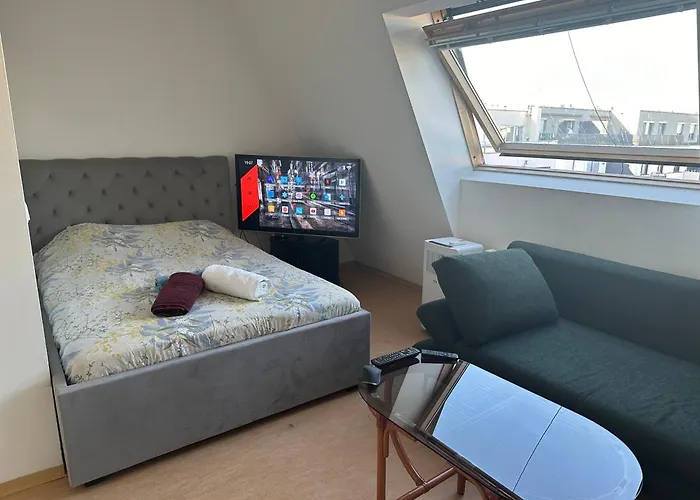Διαμέρισμα Cozy Bright Penthouse Close To U1 And U6 Metros