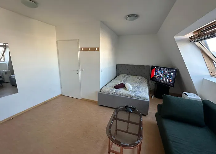 Διαμέρισμα Cozy Bright Penthouse Close To U1 And U6 Metros *