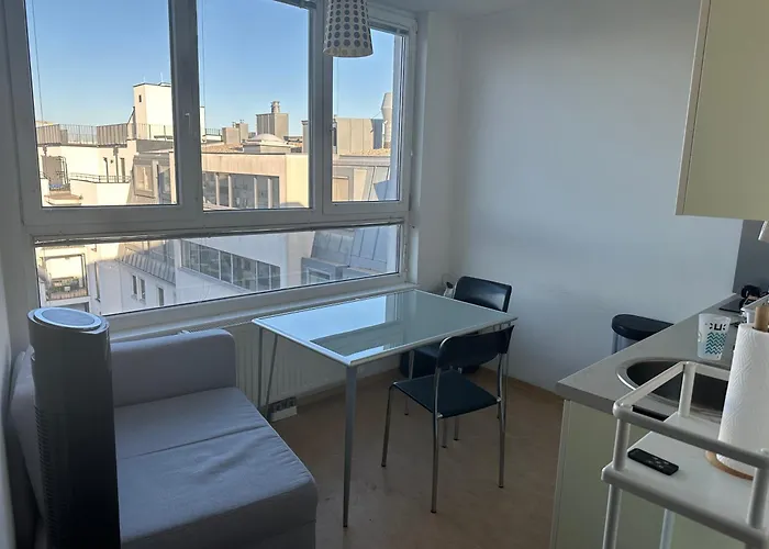 Cozy Bright Penthouse Close To U1 And U6 Metros