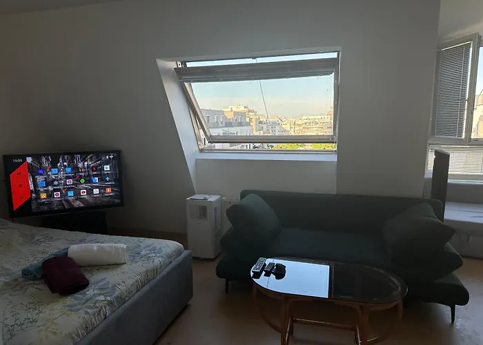 Διαμέρισμα Cozy Bright Penthouse Close To U1 And U6 Metros