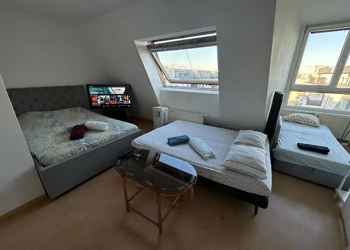 Cozy Bright Penthouse Close To U1 And U6 Metros Διαμέρισμα