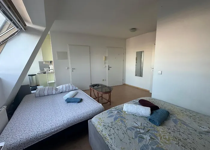 Διαμέρισμα Cozy Bright Penthouse Close To U1 And U6 Metros