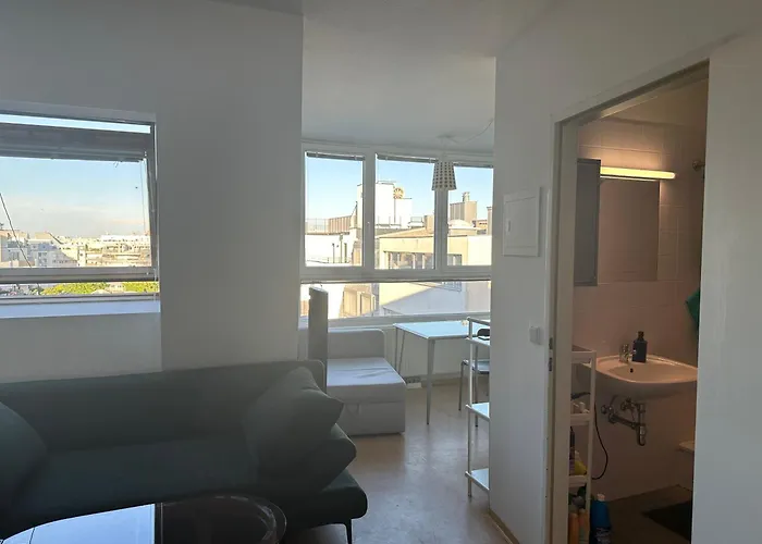 Cozy Bright Penthouse Close To U1 And U6 Metros Διαμέρισμα