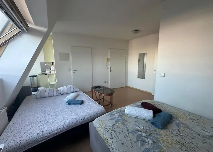 Cozy Bright Penthouse Close To U1 And U6 Metros Διαμέρισμα *