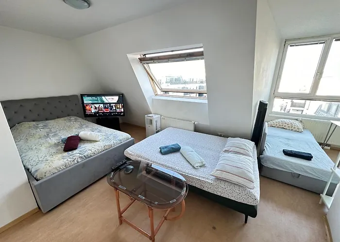 Διαμέρισμα Cozy Bright Penthouse Close To U1 And U6 Metros Βιέννη