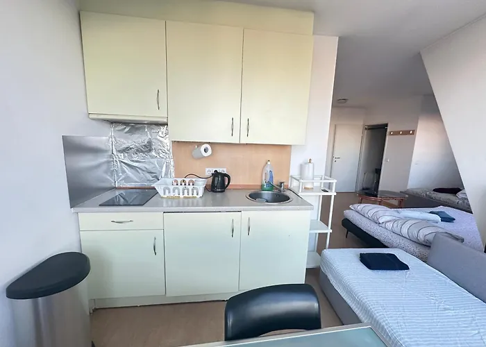 Cozy Bright Penthouse Close To U1 And U6 Metros Διαμέρισμα
