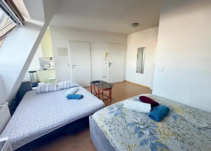 Cozy Bright Penthouse Close To U1 And U6 Metros
